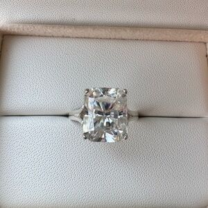 Timeless 8 ct Silver Solitaire Ring with Brilliant Cut